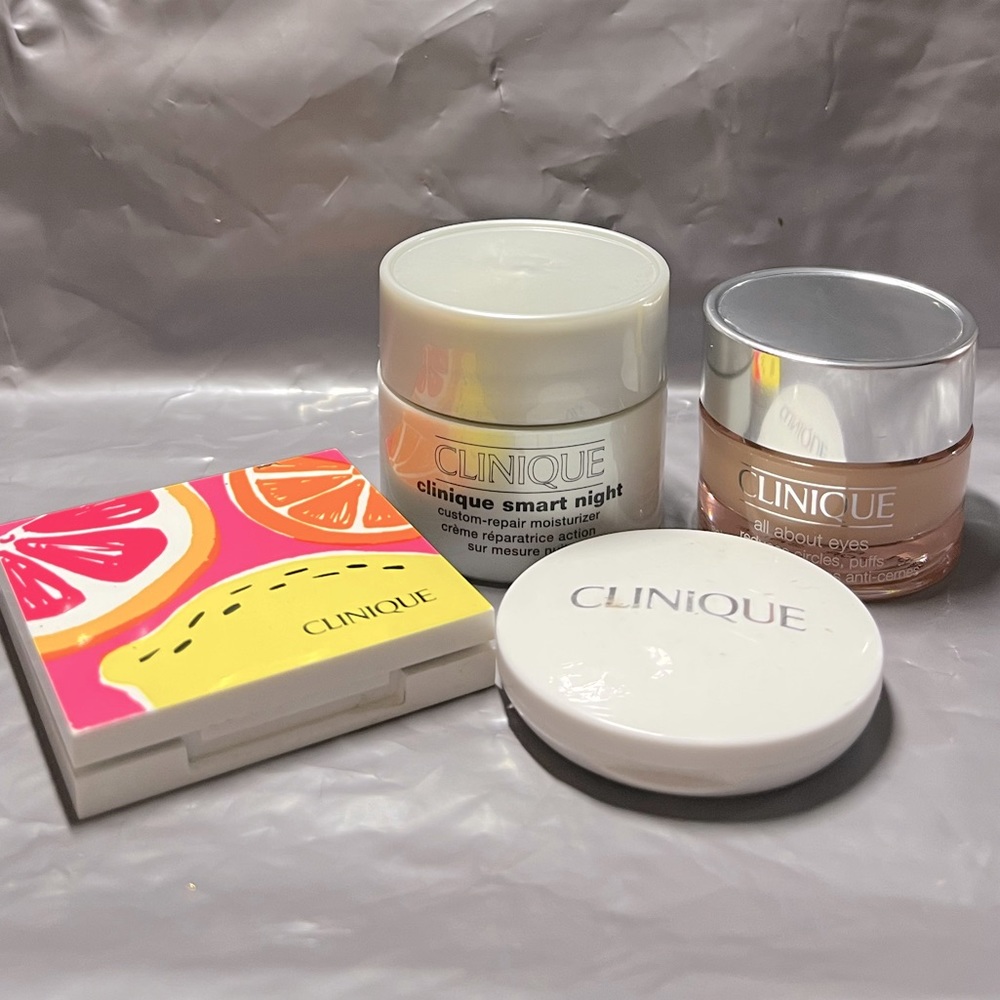 Clinique COSMETIC BUNDLE
(Lightly Used or Tested)